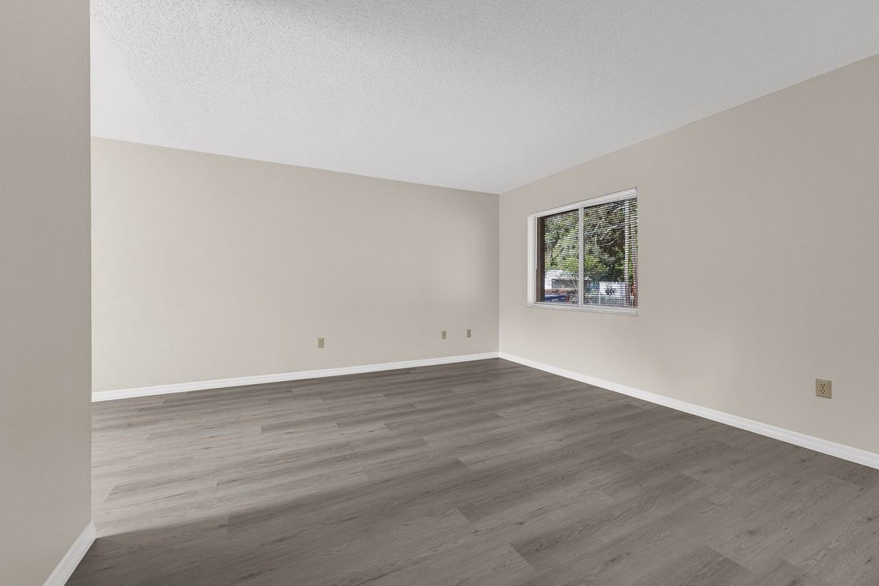 945 Morris Ave - Photo 6 of 24
