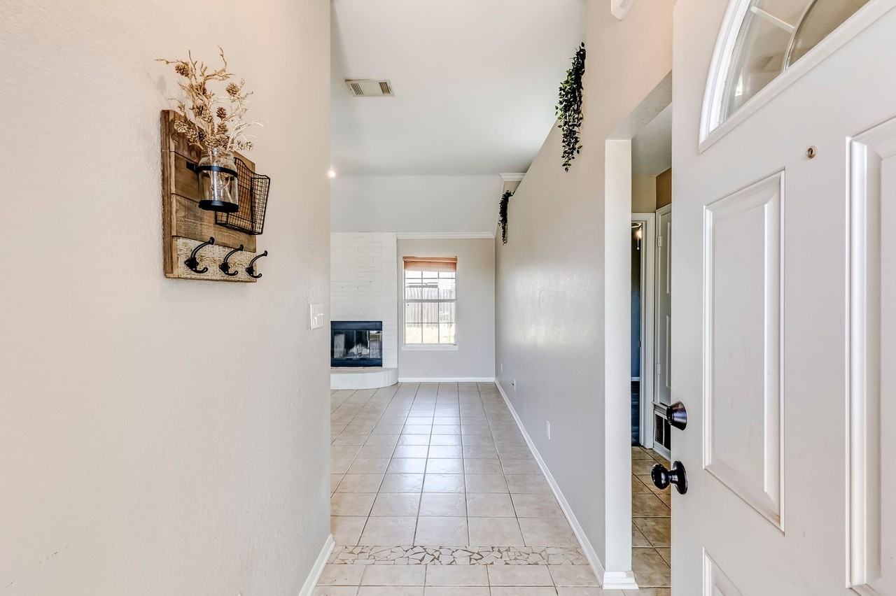 4403 Foster Ln - Photo 5 of 33