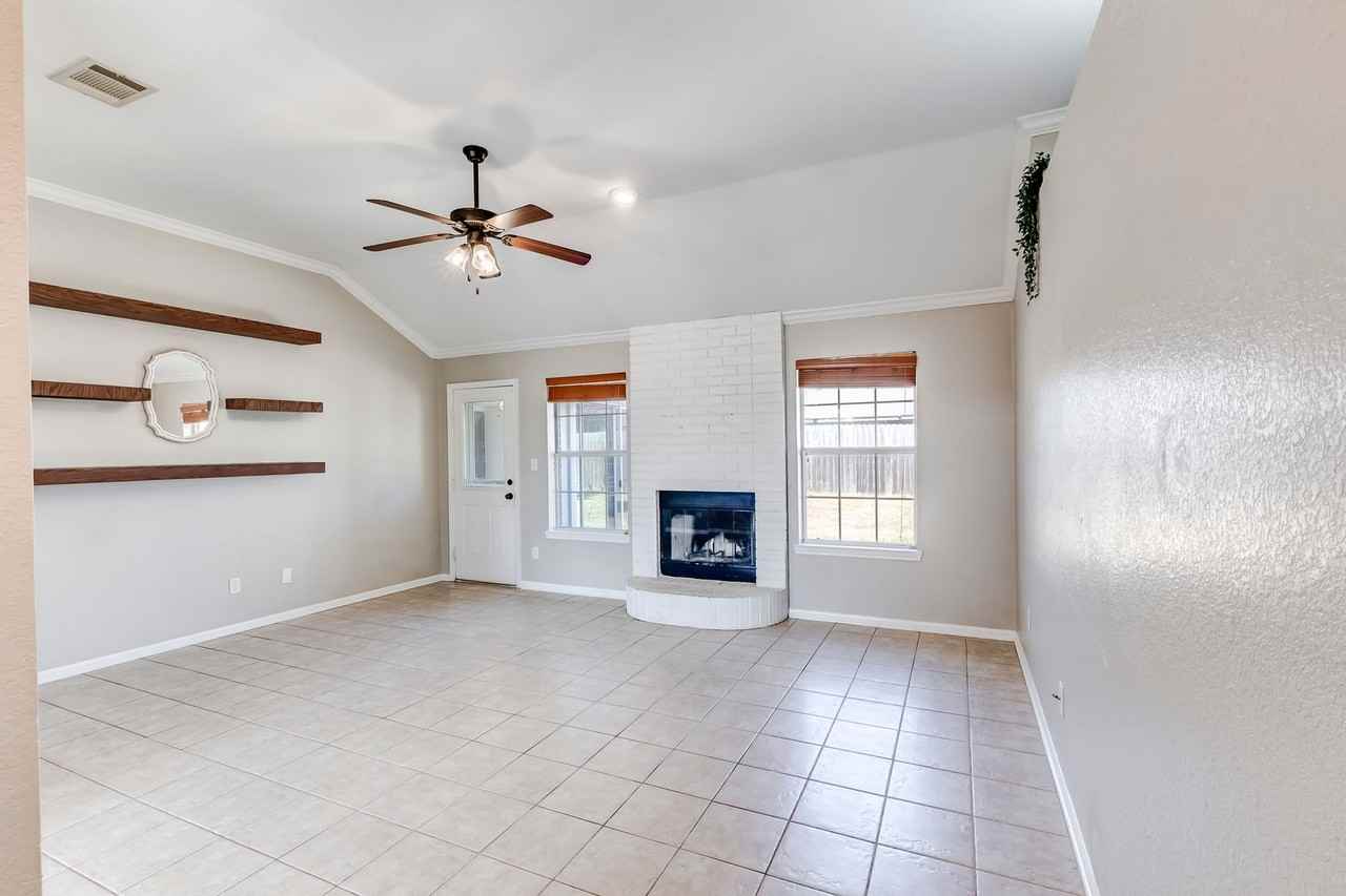 4403 Foster Ln - Photo 6 of 33