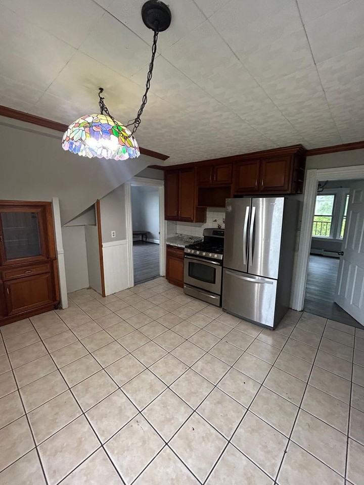 112 Jubilee St - Photo 2 of 9