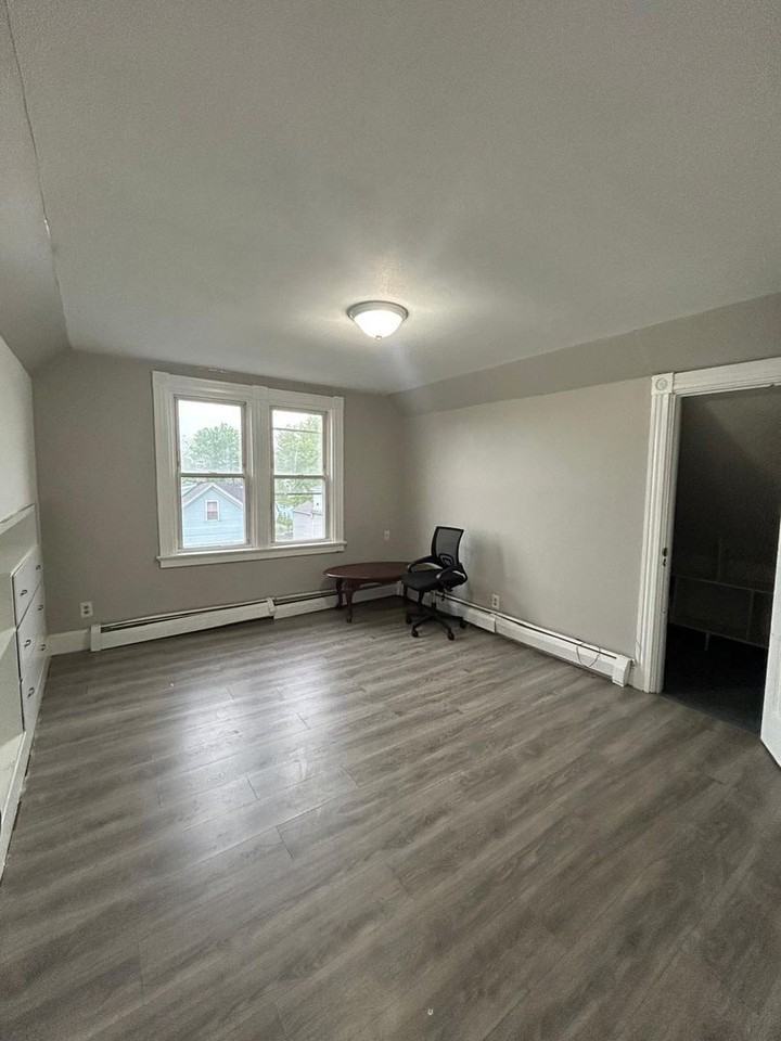 112 Jubilee St - Photo 3 of 9