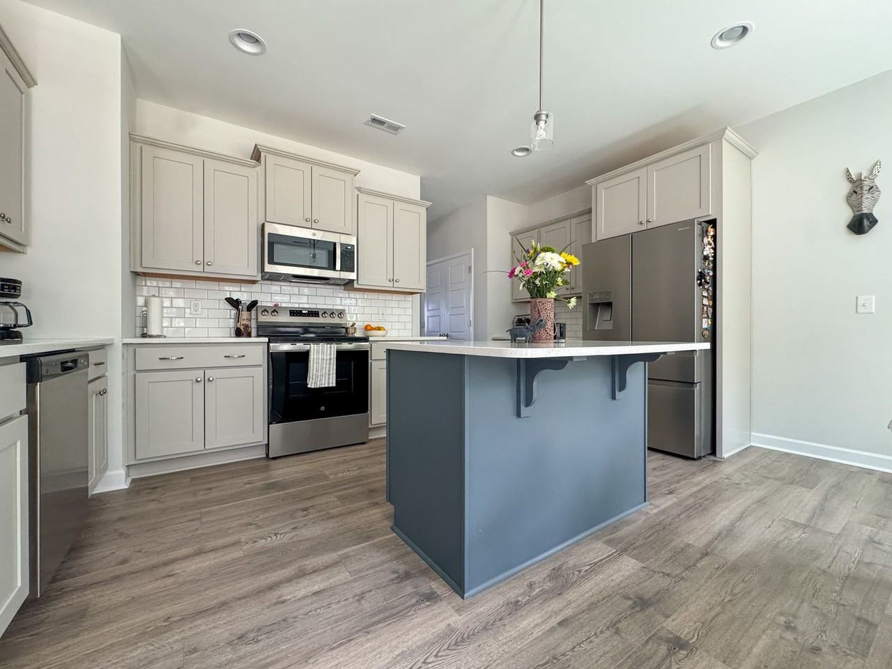 270 Collier Gate St - Photo 7 of 35