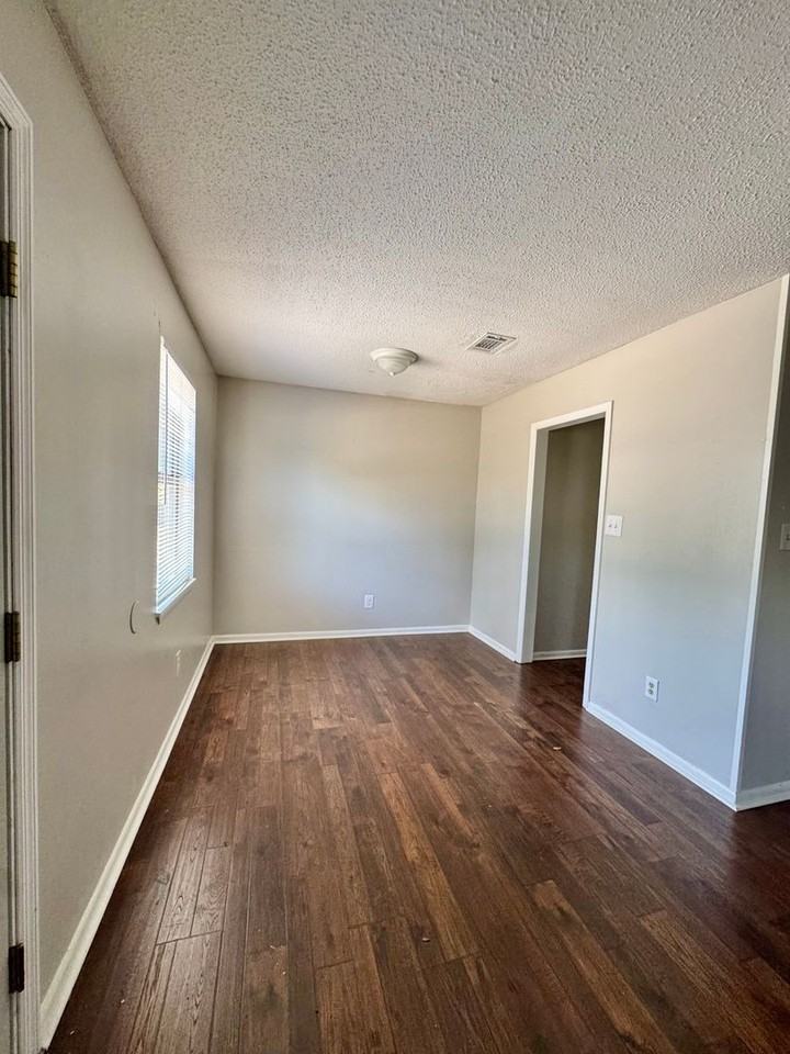 2442 Winston Way - Photo 4 of 29