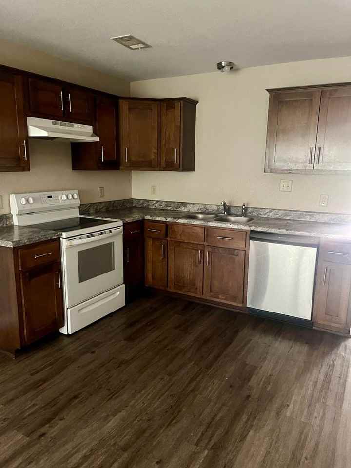 127 Drake St - Photo 2 of 12