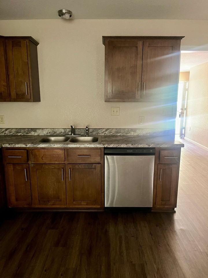 127 Drake St - Photo 3 of 12