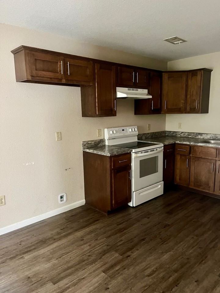 127 Drake St - Photo 4 of 12
