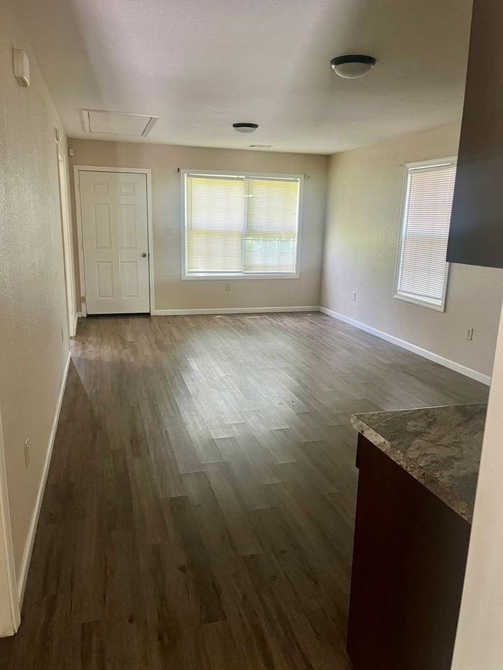 127 Drake St - Photo 5 of 12
