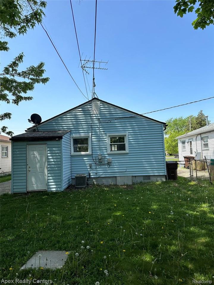 5157 S Hubbard St - Photo 2 of 11