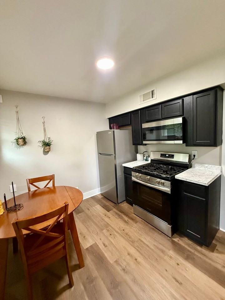 1824 Rosemond Ave - Photo 5 of 12