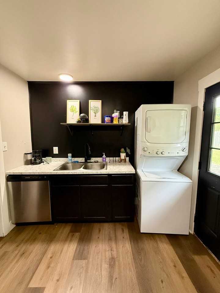 1824 Rosemond Ave - Photo 6 of 12