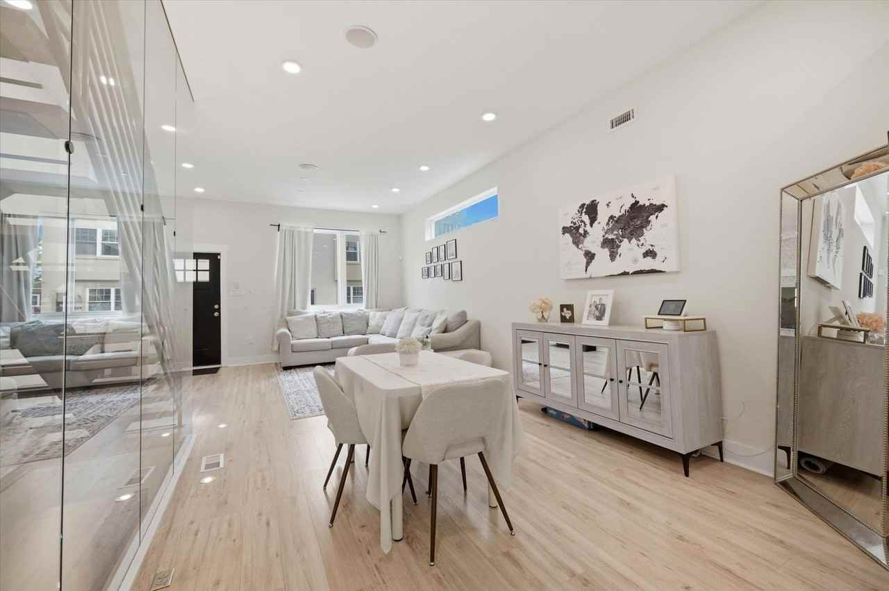 101 E Phil Ellena St - Photo 4 of 31