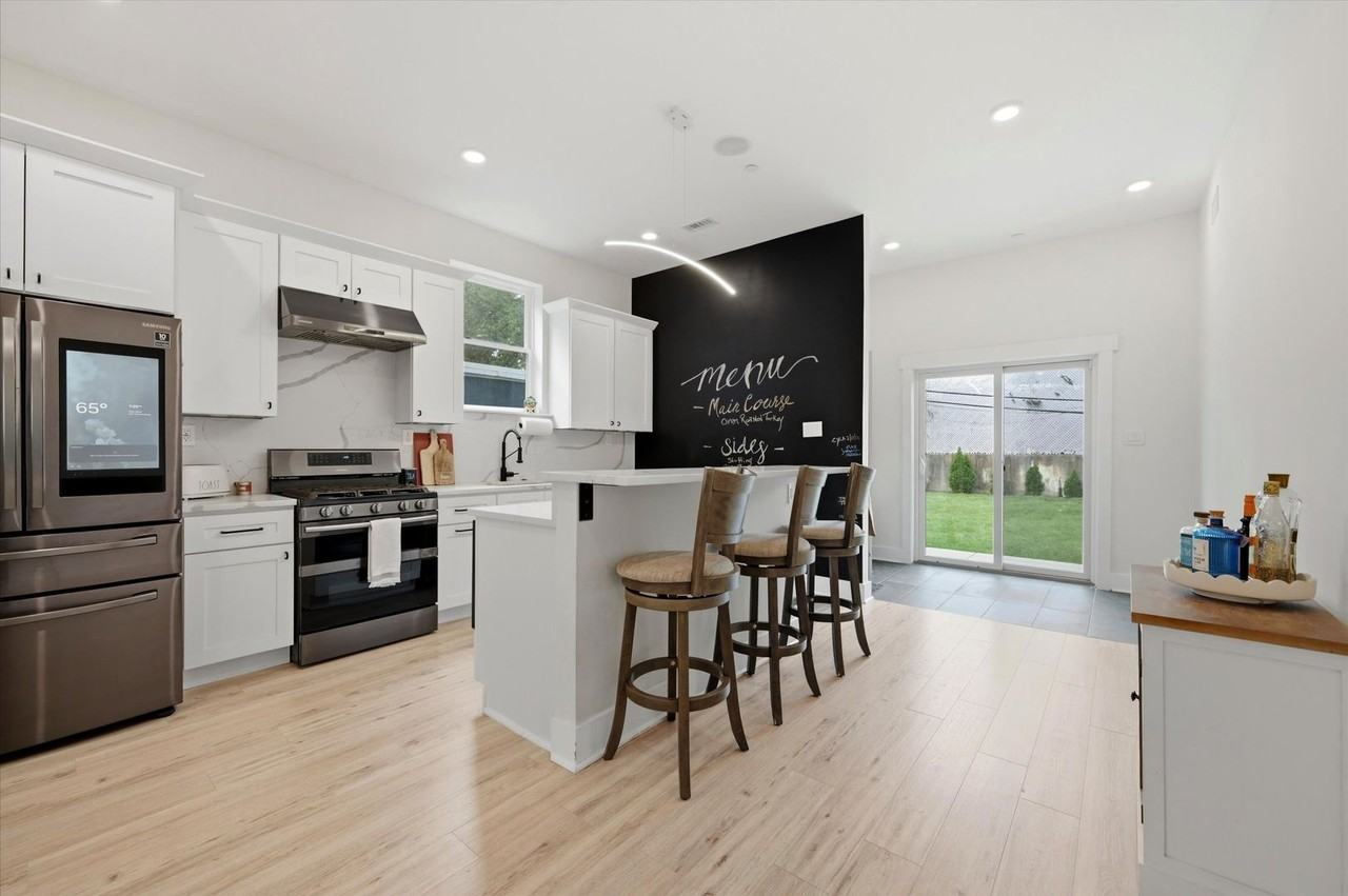 101 E Phil Ellena St - Photo 6 of 31