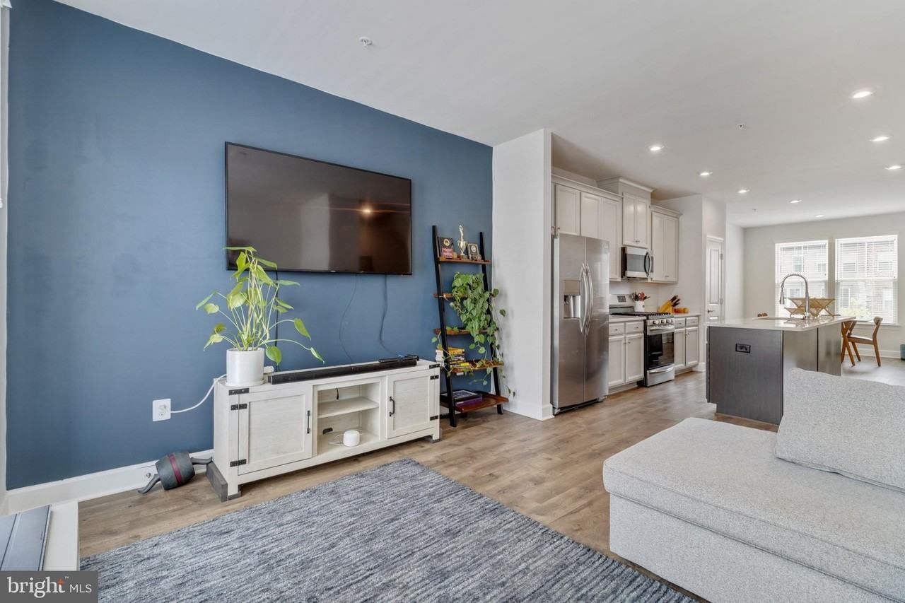 141 Capital Ct - Photo 2 of 50