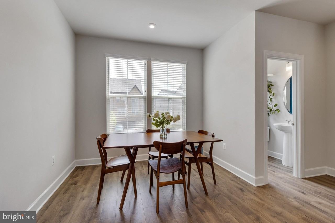 141 Capital Ct - Photo 5 of 50