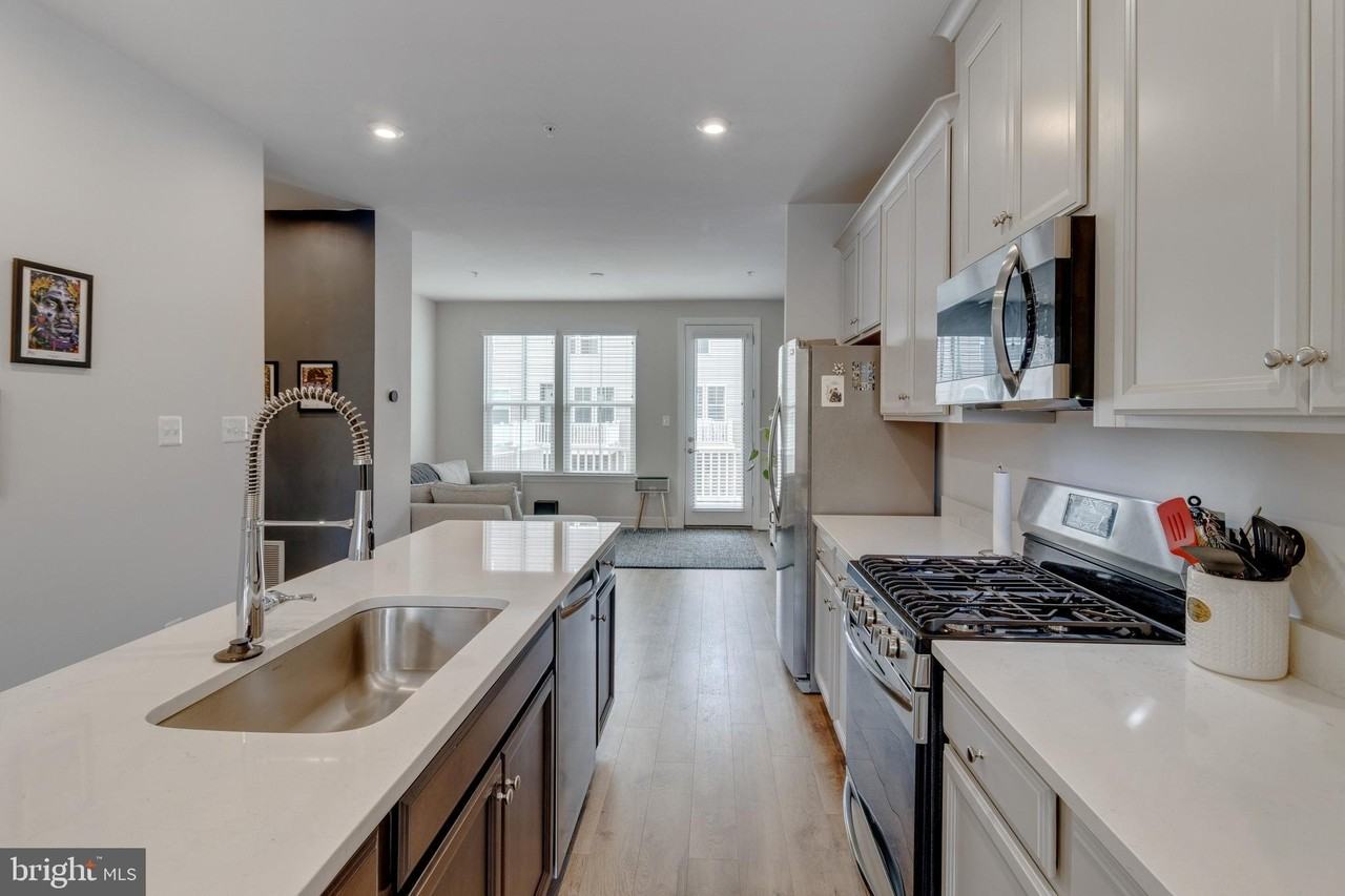 141 Capital Ct - Photo 6 of 50