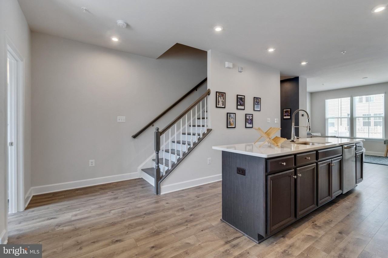 141 Capital Ct - Photo 7 of 50