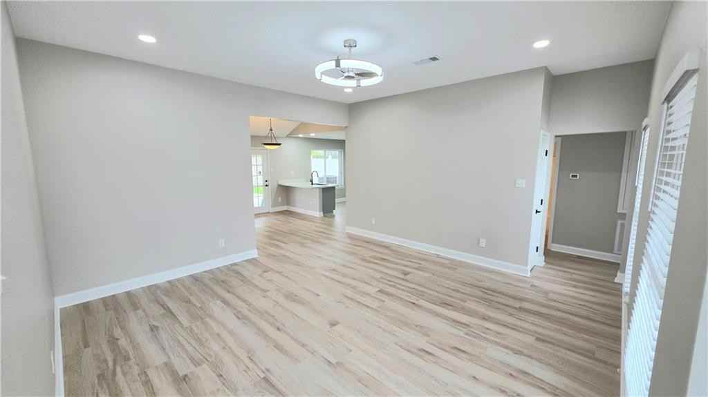 1401 Drake Ln - Photo 2 of 19