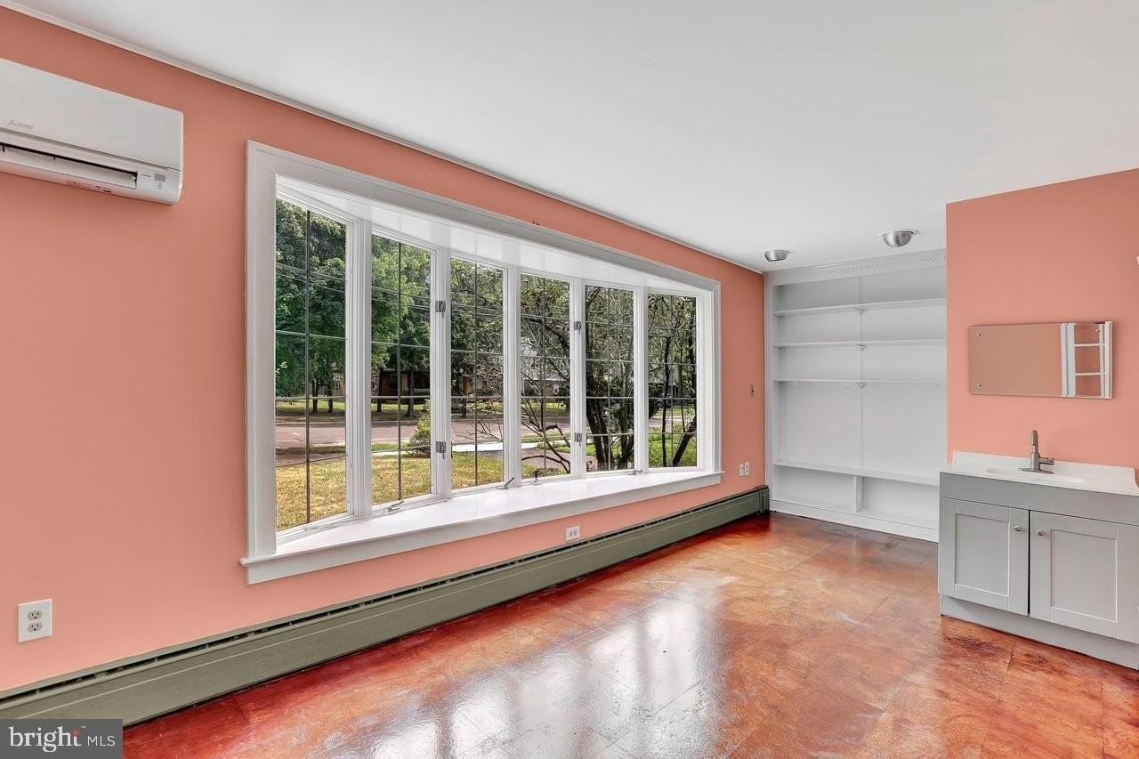 121 Kensington Ave - Photo 6 of 29