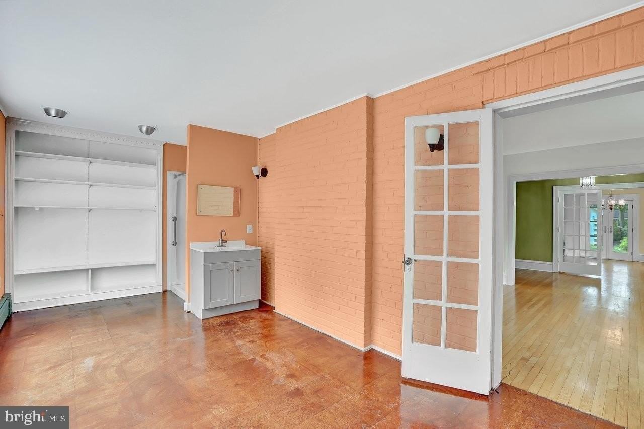 121 Kensington Ave - Photo 7 of 29