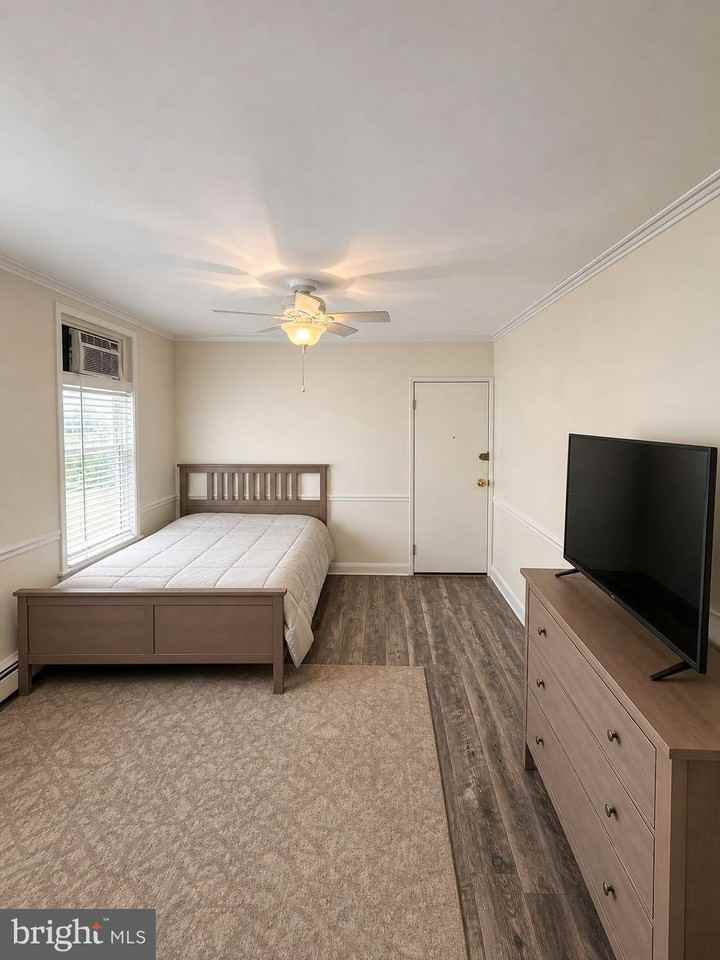 559 N 16th St #2R - Photo 4 of 9