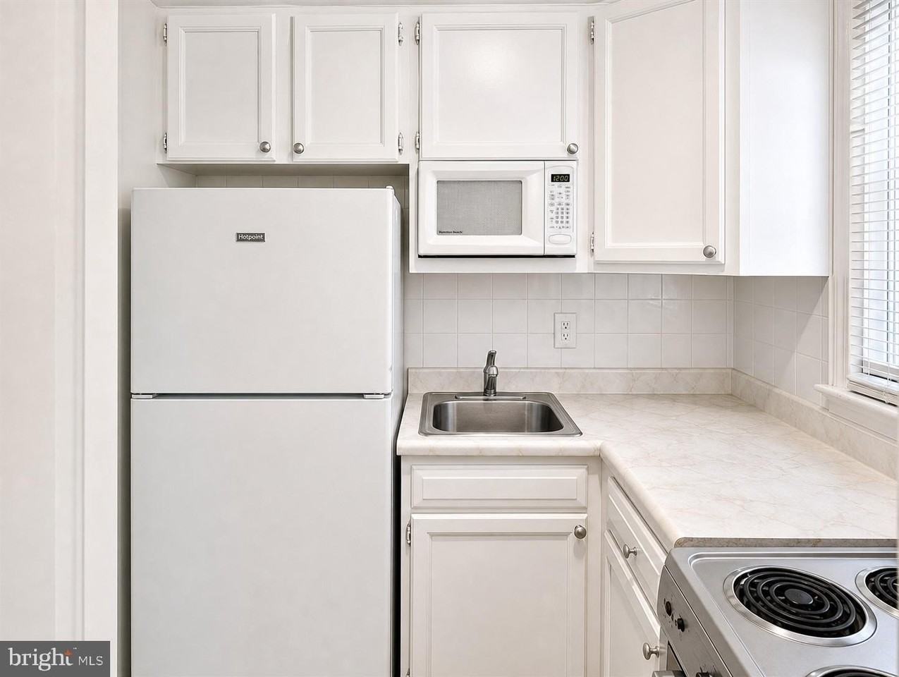 559 N 16th St #2R - Photo 6 of 9