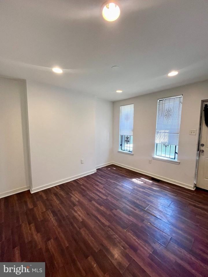 1902 N Darien St - Photo 2 of 13