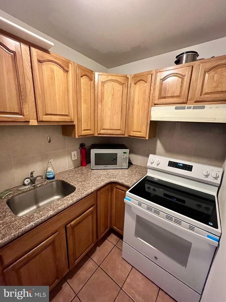 1902 N Darien St - Photo 4 of 13