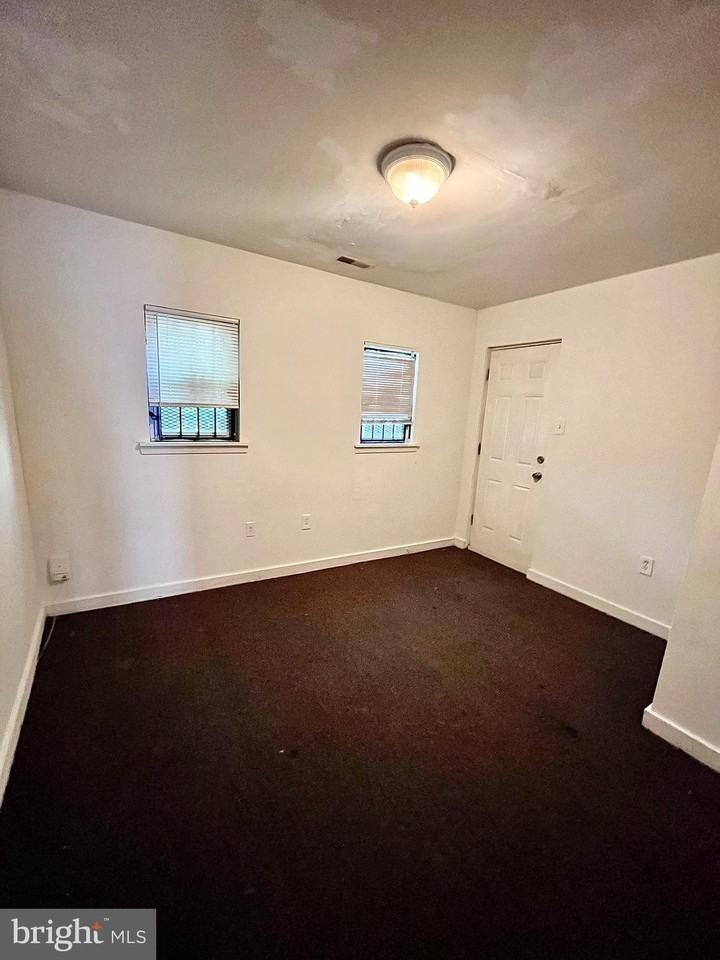 1902 N Darien St - Photo 6 of 13