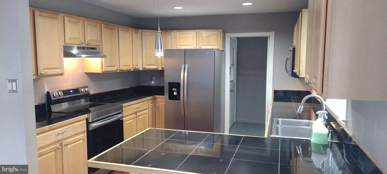 936 Longfellow Ct - Photo 2 of 11
