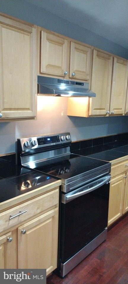 936 Longfellow Ct - Photo 4 of 11