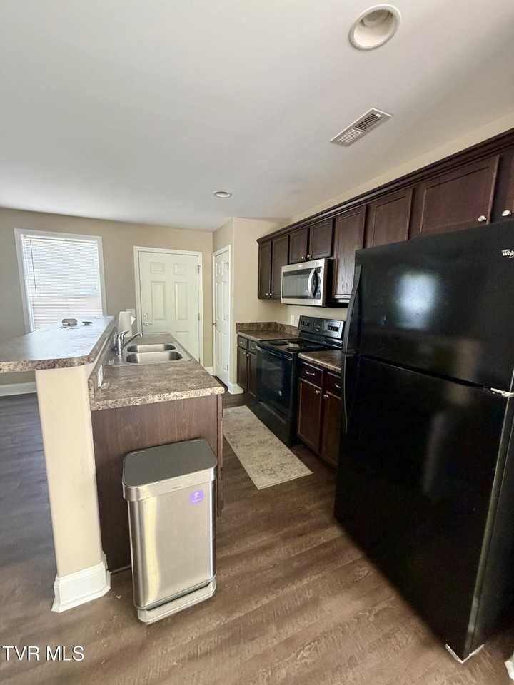 415 Manchester Pl - Photo 7 of 24