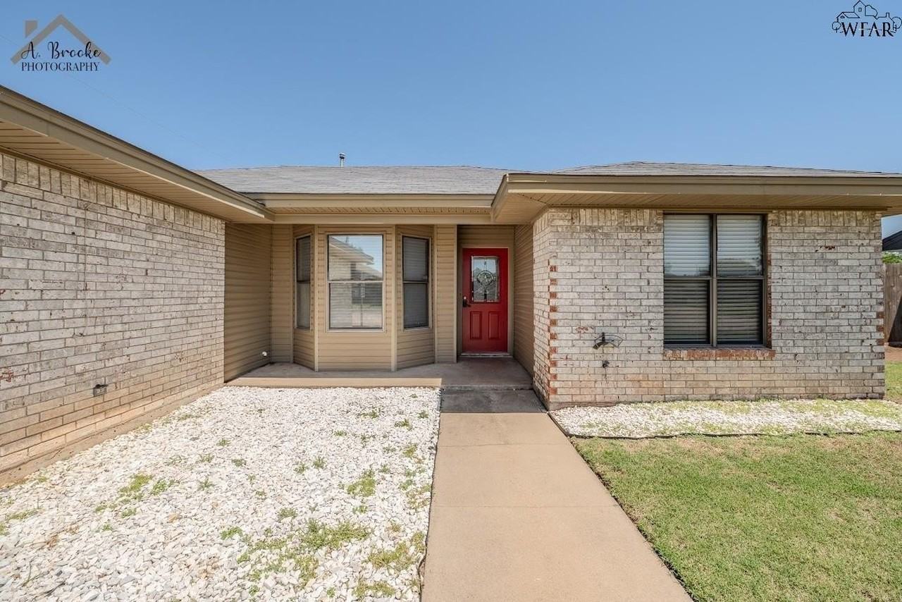 108 Cedar Elm St - Photo 2 of 30