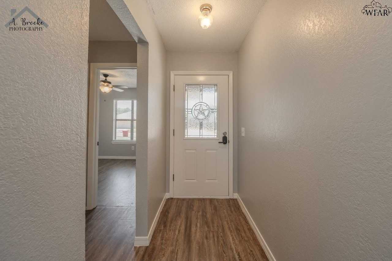 108 Cedar Elm St - Photo 3 of 30