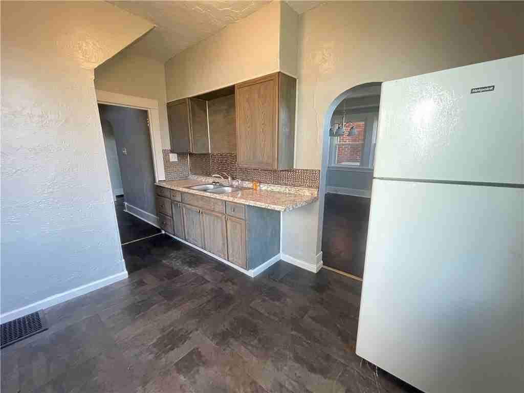 114 Merritt Ave - Photo 6 of 7