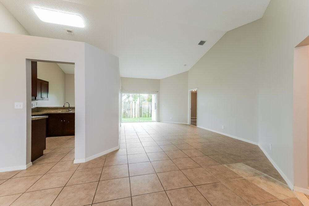 180 Heatherwood Dr - Photo 3 of 18