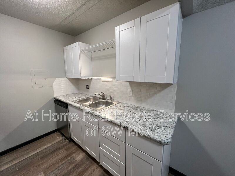 1242 E Cherry St #304 - Photo 4 of 16