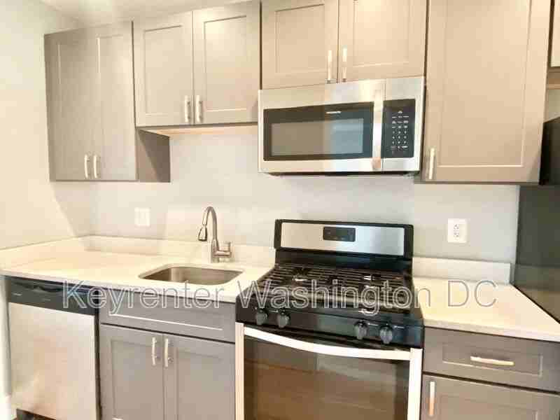 1715 Montello Ave Ne - Photo 2 of 17