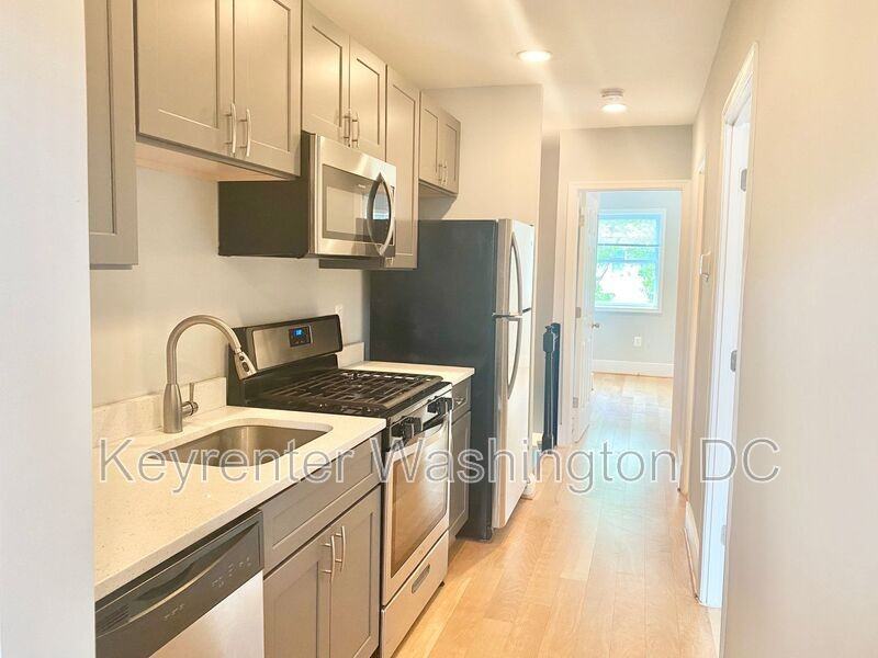 1715 Montello Ave Ne - Photo 5 of 17
