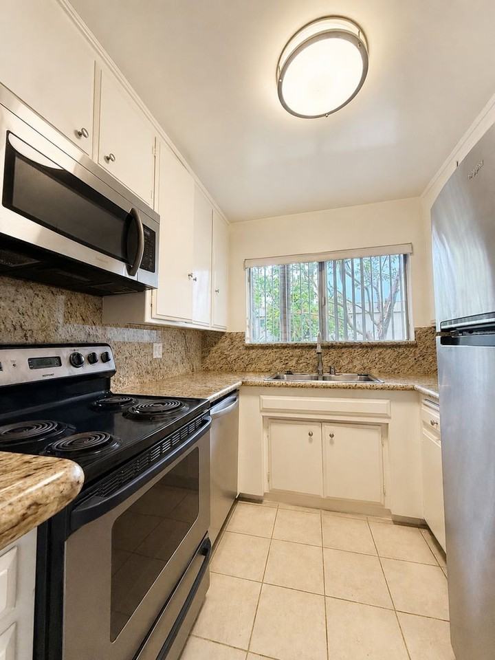 1030 N Harper Ave. - Photo 4 of 25