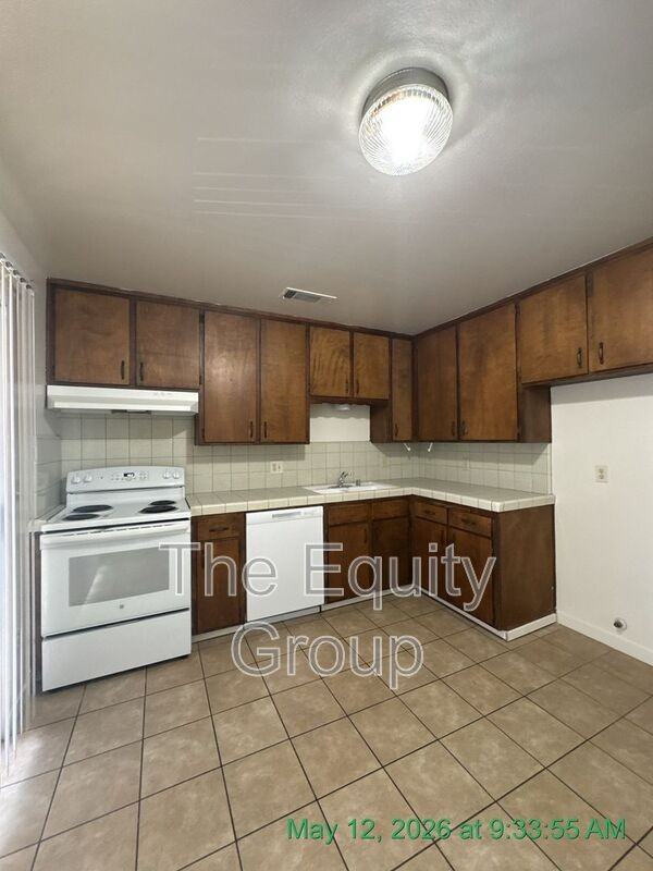 733 S County Center Dr #H - Photo 4 of 20