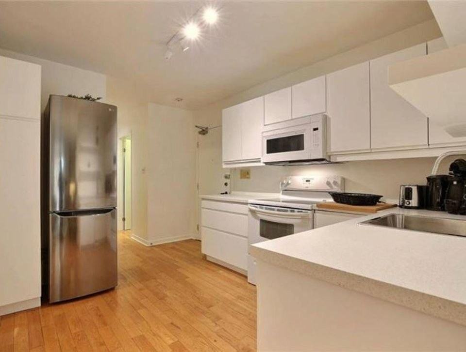 3555 Rue University - Photo 4 of 10