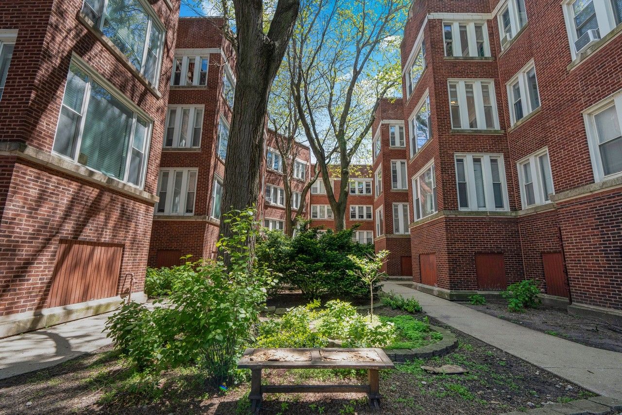 6565 N. Lakewood – Renovated Rogers Park Apartments - Photo 2 of 33