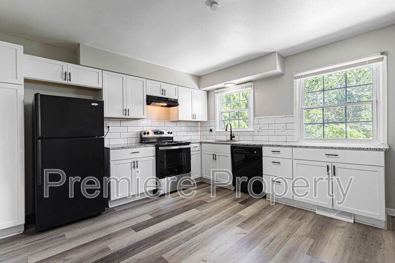 3910 E 123rd Ter #B - Photo 3 of 9