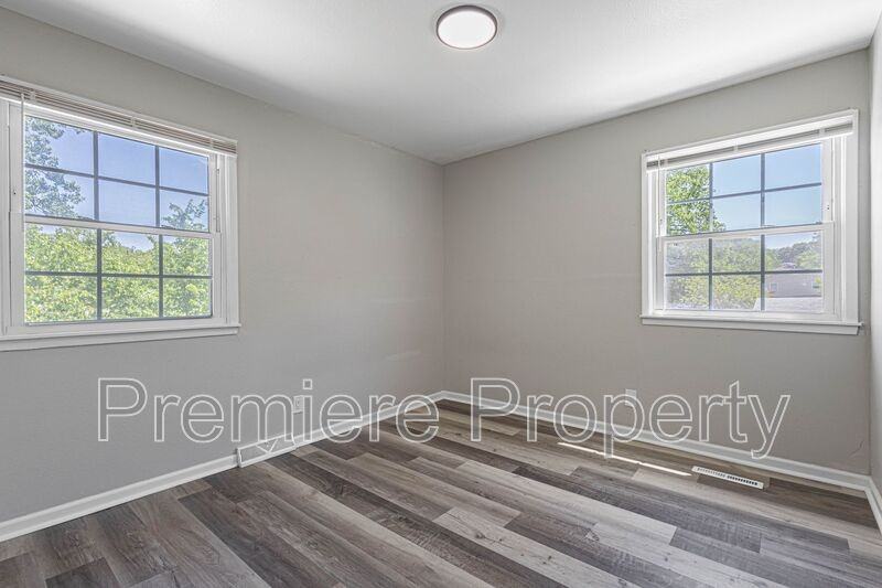 3910 E 123rd Ter #B - Photo 4 of 9