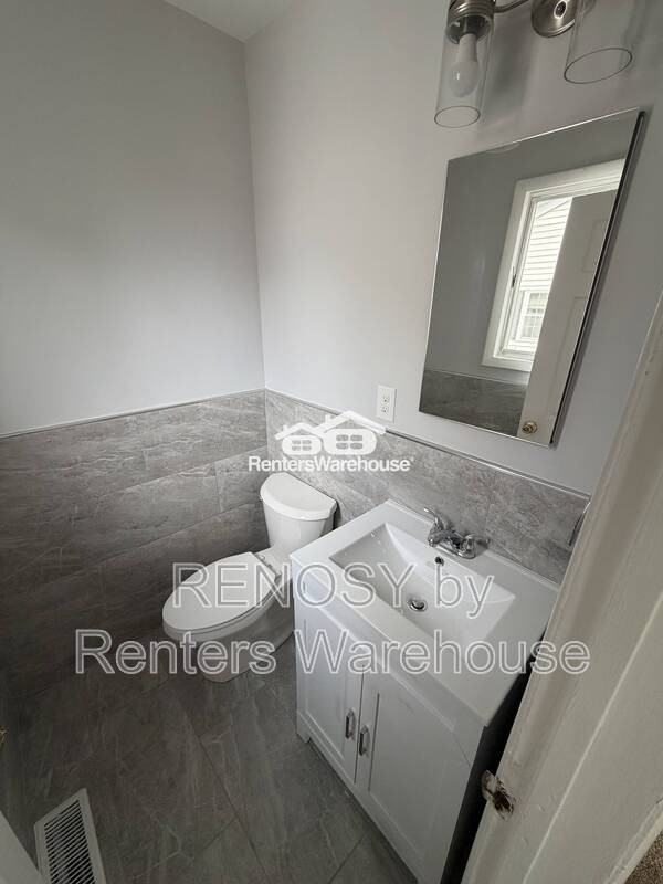 1201 E 43rd St - Photo 6 of 16