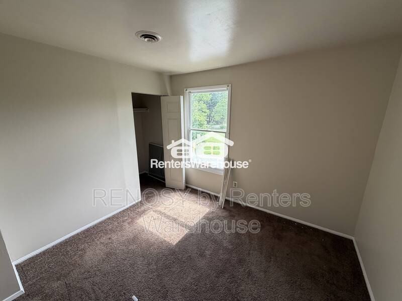 1201 E 43rd St - Photo 5 of 16