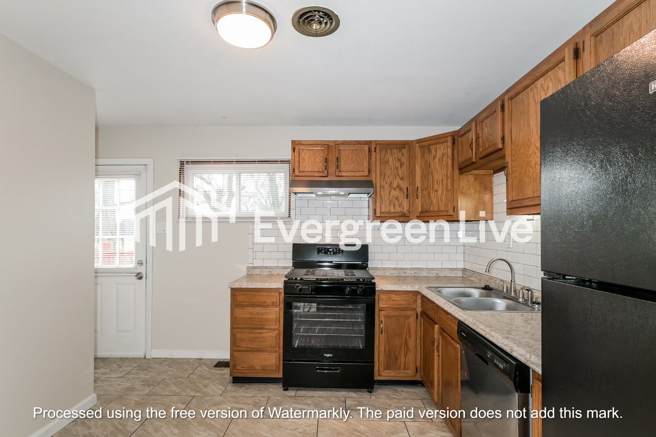 1070 Ozment Dr - Photo 4 of 15