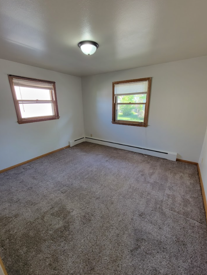 319 E Harris St - Photo 3 of 18