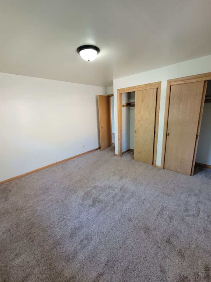 319 E Harris St - Photo 4 of 18