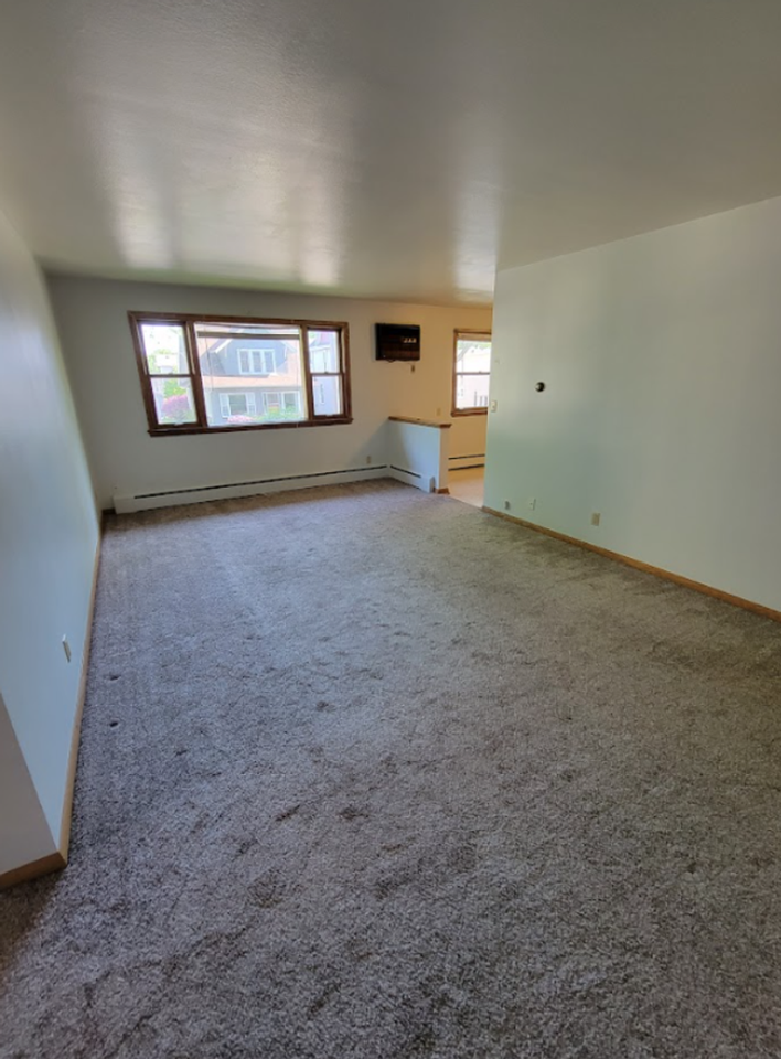 319 E Harris St - Photo 5 of 18